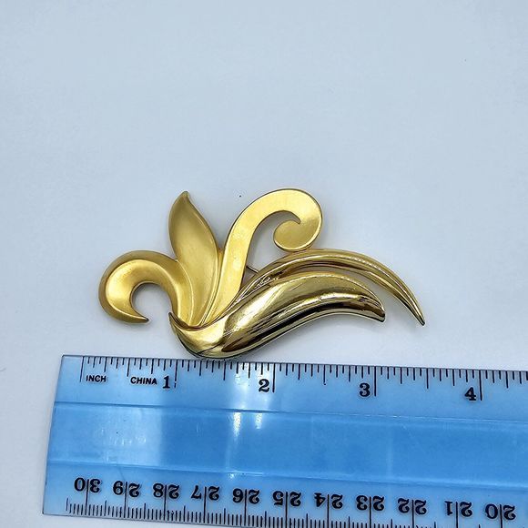 Casual Corner Floral Swirl Brooch Vintage Modernist Statement Gold Tone Pin - Picture 8 of 9